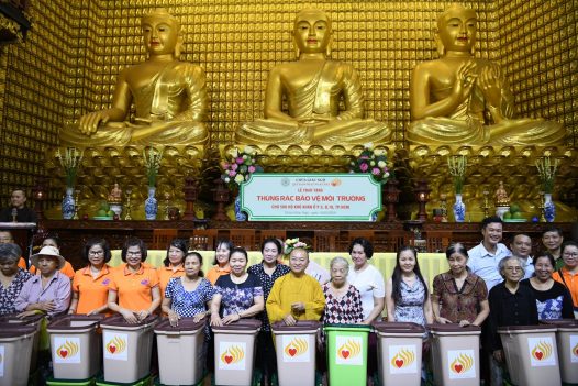 TRAO TẶNG THÙNG RÁC BẢO VỆ MÔI TRƯỜNG  CHO CÁC HỘ GIA ĐÌNH PHƯỜNG 3, QUẬN 10 (C218)