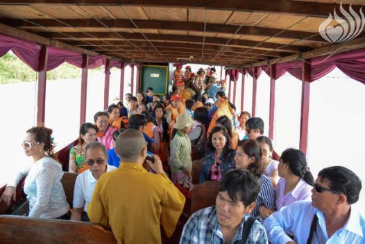 “TRAO TẶNG YÊU THƯƠNG” CHO NGƯỜI VIỆT TẠI CAM-PU-CHIA – C04