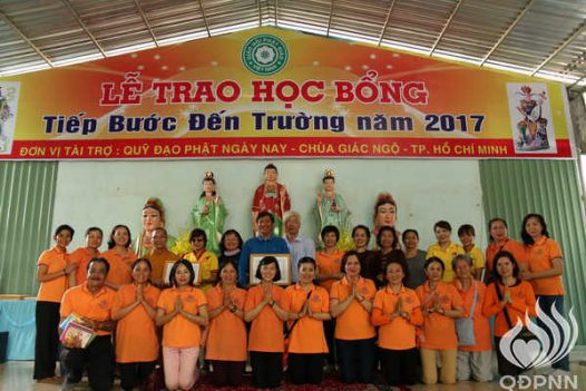 TRAO TẶNG QUÀ VÀ HỌC BỔNG TIẾP SỨC ĐẾN TRƯỜNG C101