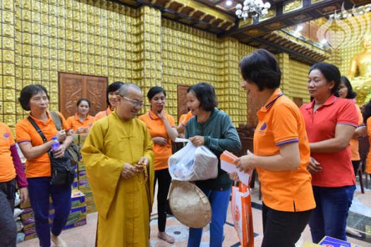 “Trao Tặng Yêu Thương” cho hộ nghèo Quận 10 (C120)