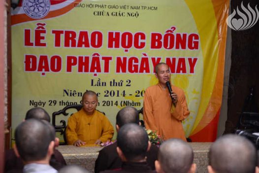 TRAO TẶNG HỌC BỔNG CHO CÁC TĂNG NI NĂM 2014 – C32