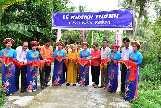 NHỊP CẦU YÊU THƯƠNG VÀ TRAO QUÀ TẠI BẾN TRE – C72B