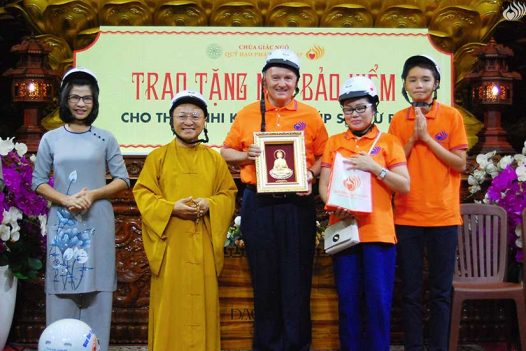 TRAO TẶNG NÓN BẢO HIỂM “BÚP SEN TỪ BI” (C163)