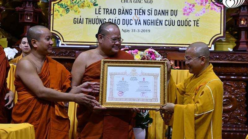 Thích Nhật Từ được trao bằng Tiến sĩ danh dự và giải thưởng Nghiên cứu và Giáo dục quốc tế