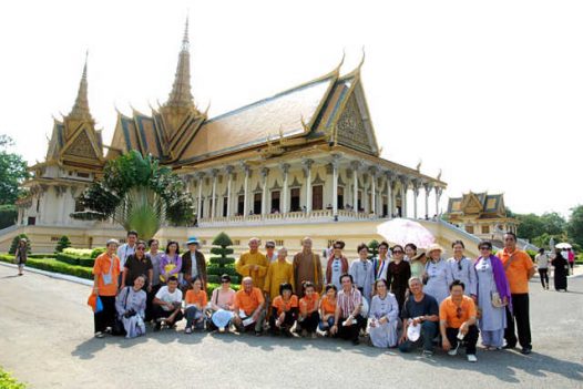 TRAO TẶNG YÊU THƯƠNG TẠI CAMPUCHIA THÁNG – C45