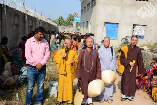 TRAO TẶNG YÊU THƯƠNG VÀ CÚNG DƯỜNG TRAI TĂNG NƠI ĐẤT PHẬT – C60