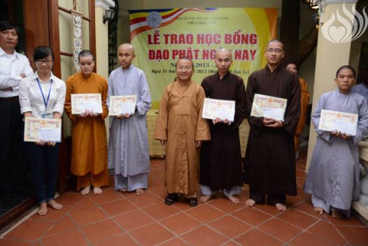 TRAO TẶNG HỌC BỔNG CHO CÁC TĂNG NI SINH – C09