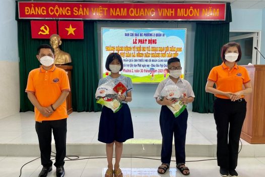 TRAO QUÀ CHO TRẺ EM PHƯỜNG 2, QUẬN 10  NHÂN NGÀY QUỐC TẾ THIẾU NHI (C274)