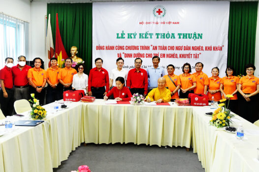 TRAO TẶNG 7.000 TÚI THUỐC SƠ CẤP CỨU CHO NGƯỜI KHÓ KHĂN CÁC TỈNH VEN BIỂN MIỀN TRUNG GIAI ĐOẠN 1 (C284-1)