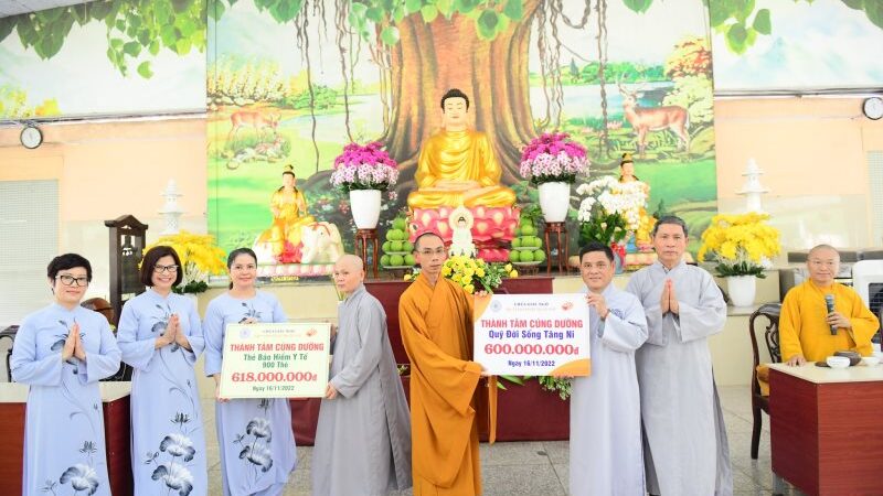 Quỹ Đạo Phật Ngày Nay cúng dường Quỹ đời sống Tăng Ni, Thẻ bảo hiểm y tế đến Tăng Ni sinh Học viện Phật giáo VN tại TP.HCM