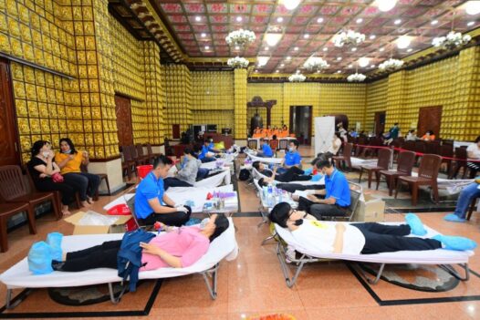 TẠI CHÙA GIÁC NGỘ, TP.HCM: GẦN 300 TÌNH NGUYỆN VIÊN CHIA SẺ GIỌT MÁU HỒNG DỊP CUỐI NĂM  (HM65)
