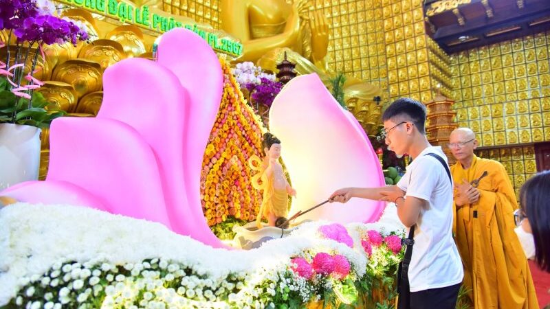Hình ảnh: Lễ tắm Phật dành cho thanh thiếu niên trong Khóa tu Tuổi trẻ hướng Phật tại Chùa Giác Ngộ ngày 28-05-2023
