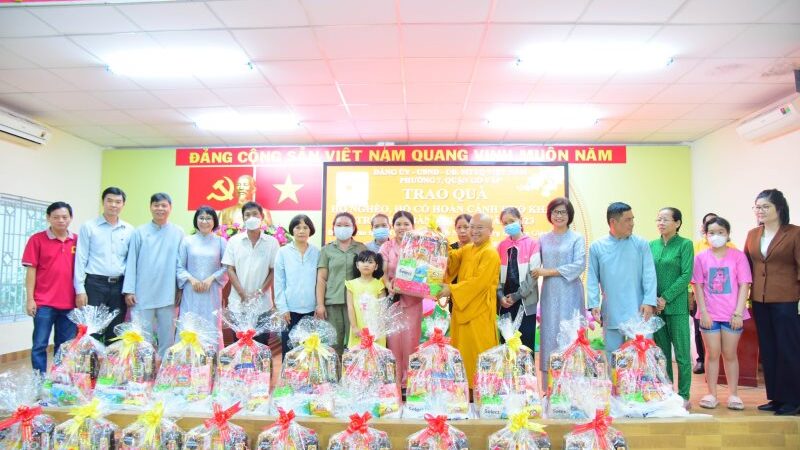 Quỹ Đạo Phật Ngày Nay trao 100 phần quà Tết yêu thương cho bà con khó khăn tại Quận Gò Vấp