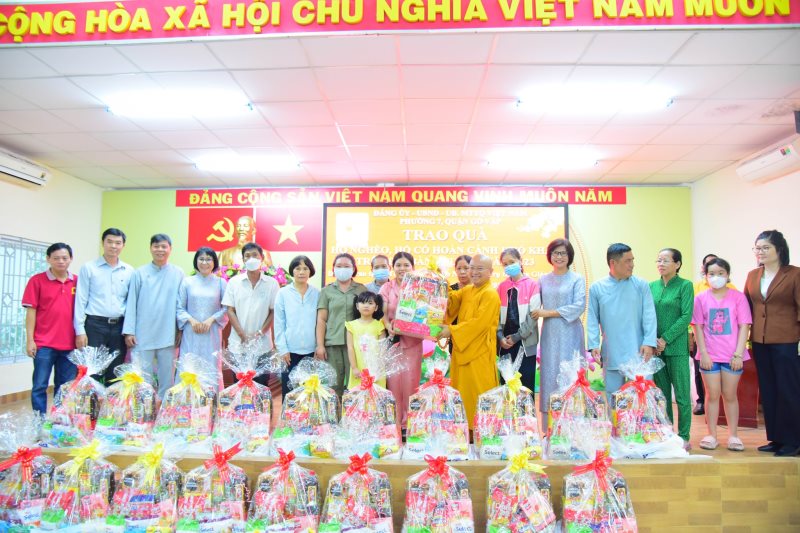 Quỹ Đạo Phật Ngày Nay trao 100 phần quà Tết yêu thương cho bà con khó khăn tại Quận Gò Vấp