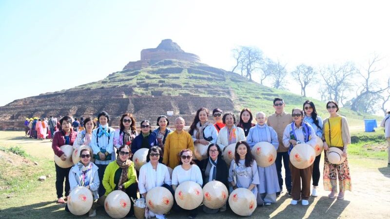 Đoàn hành hương Đạo Phật Ngày Nay tham quan tháp Kesariya