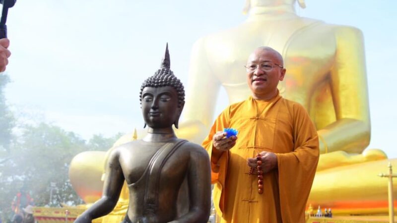 Đoàn Phật giáo Đạo Phật Ngày Nay viếng thăm hai địa điểm linh thiêng tại Pattaya