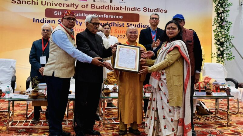 THẦY NHẬT TỪ NHẬN GIẢI THƯỞNG THÀNH TỰU TRỌN ĐỜI CỦA HỘI NGHIÊN CỨU PHẬT HỌC ẤN ĐỘ