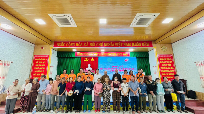 TRAO 200 SUẤT QUÀ, CHUNG TAY CÙNG BÀ CON XÃ QUẢNG ĐIỀN (TP.HUẾ) VƯỢT LŨ