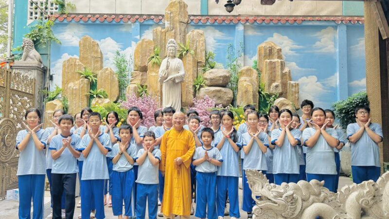 NÉN HƯƠNG DÂNG PHẬT – GIAO CẢM THIÊNG LIÊNG CỦA NHỮNG MẦM NON TỈNH THỨC