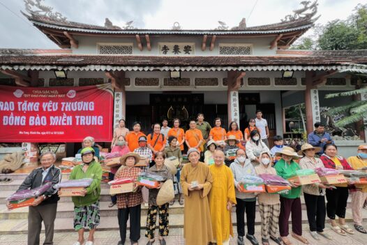 TRAO TẶNG YÊU THƯƠNG – CÙNG MIỀN TRUNG VƯỢT KHÓ (C329)