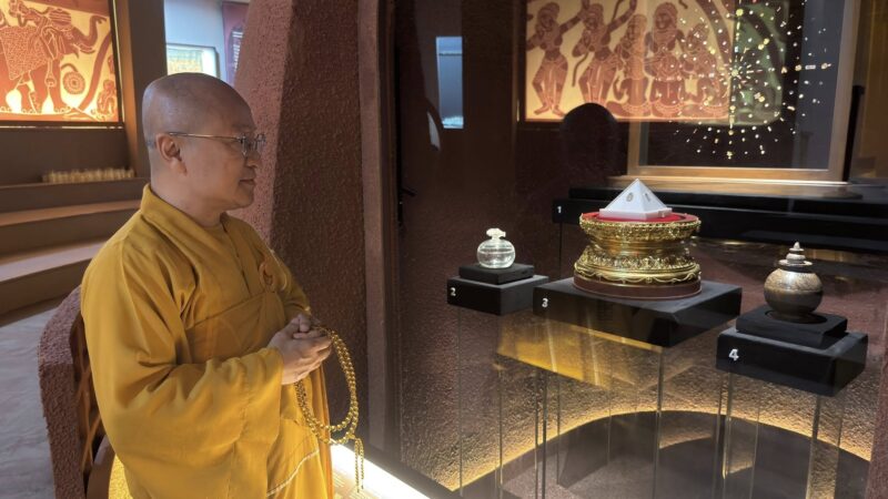 Thầy Nhật Từ chiêm bái xá-lợi Phật khai quật tại Piprahwa, New Delhi