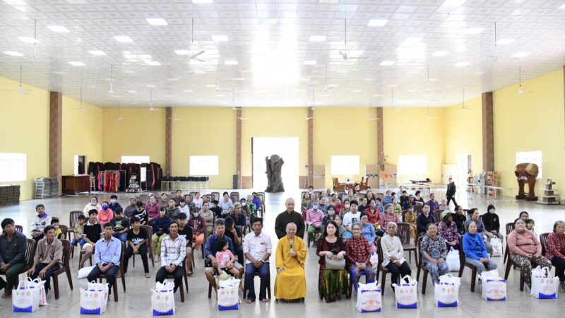 TRAO 200 PHẦN QUÀ TẾT CHO NGƯỜI DÂN KHÓ KHĂN TẠI X.ĐẤT ĐỎ, TP.HCM