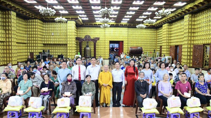 CHÙA GIÁC NGỘ – ĐẠO TRÀNG ĐPNN TRAO 200 PHẦN QUÀ TẾT CHO NGƯỜI DÂN KHÓ KHĂN TẠI PHƯỜNG VƯỜN LÀI, TP.HCM