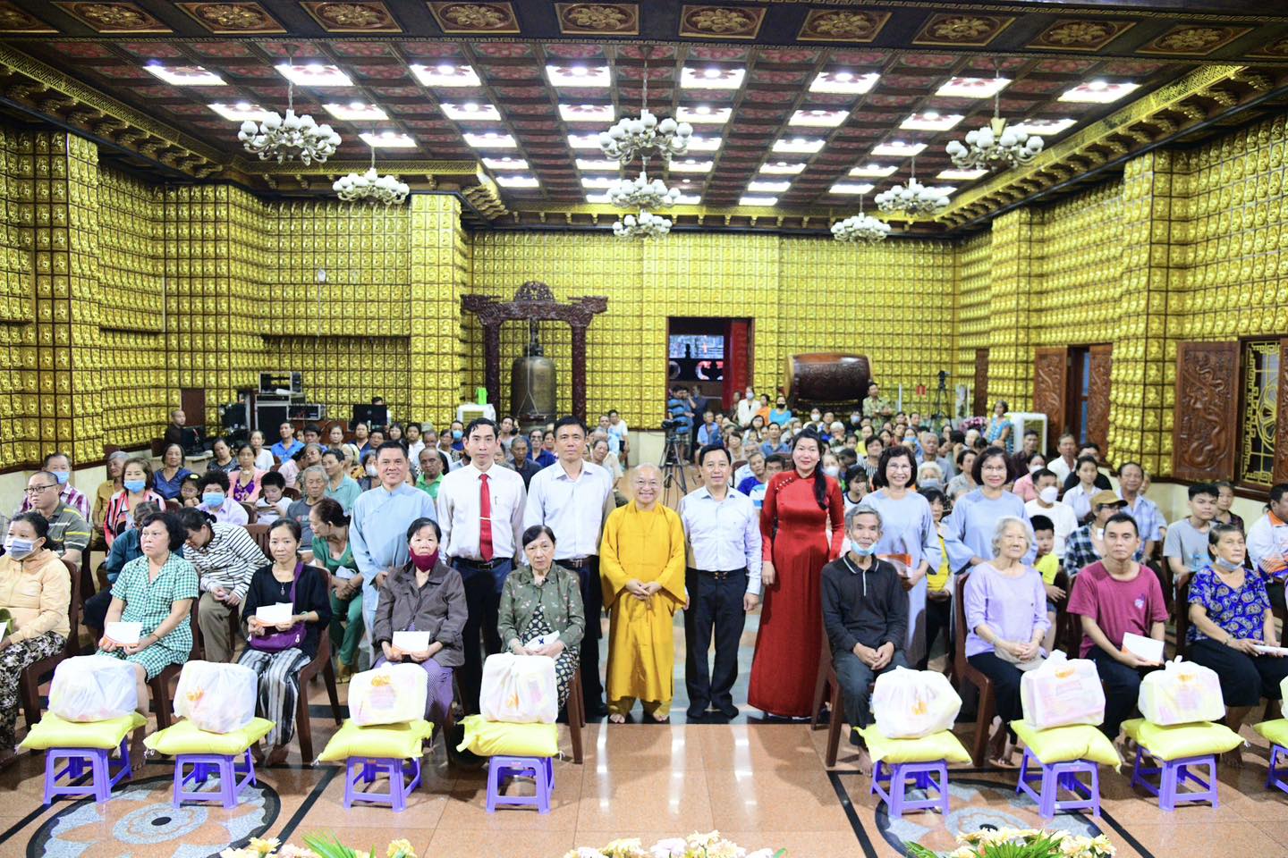 CHÙA GIÁC NGỘ – ĐẠO TRÀNG ĐPNN TRAO 200 PHẦN QUÀ TẾT CHO NGƯỜI DÂN KHÓ KHĂN TẠI PHƯỜNG VƯỜN LÀI, TP.HCM