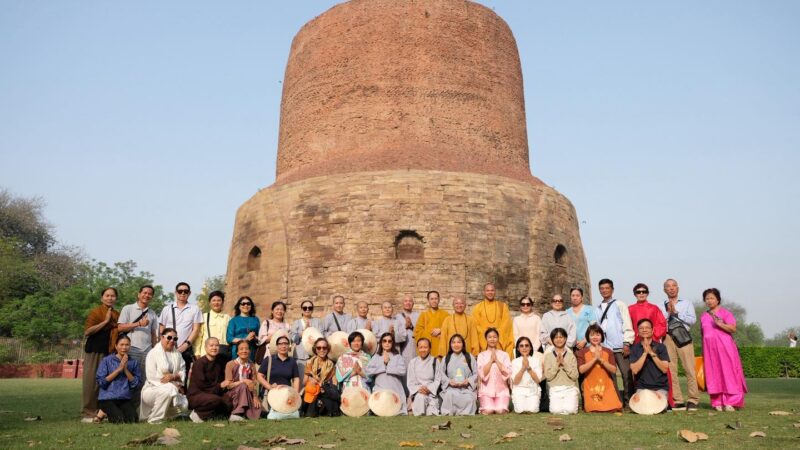 PHẬT TÍCH ẤN ĐỘ – NEPAL (54): Ngày 17/03/2026: Tháp Chuyển Pháp Luân tại Sarnath – Dấu Ấn Bài Pháp Đầu Tiên của Đức Phật