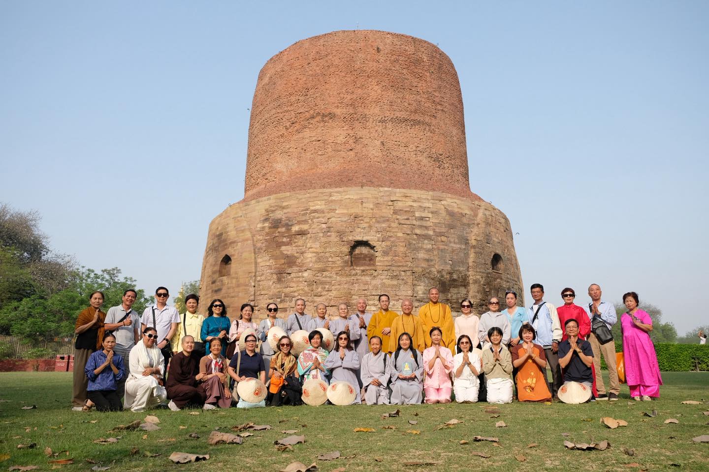 PHẬT TÍCH ẤN ĐỘ – NEPAL (54): Ngày 17/03/2026: Tháp Chuyển Pháp Luân tại Sarnath – Dấu Ấn Bài Pháp Đầu Tiên của Đức Phật