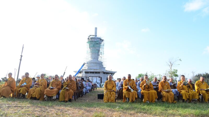 TRÌ TỤNG KINH PHỔ MÔN DƯỚI TƯỢNG ĐÀI BỒ TÁT QUAN THẾ ÂM BA MẶT TẠI CHÙA QUAN ÂM ĐÔNG HẢI