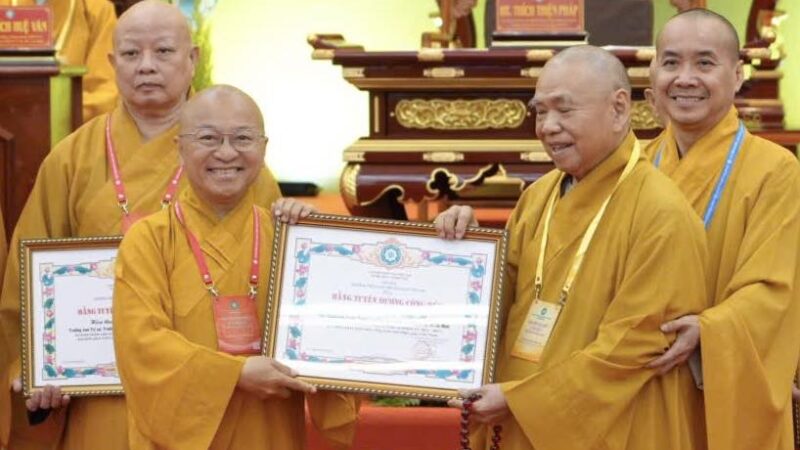 TT. THÍCH NHẬT TỪ NHẬN BẰNG TUYÊN DƯƠNG CÔNG ĐỨC TỪ CHỦ TỊCH HĐTS GHPGVN CHO CÔNG TÁC PHẬT SỰ NHIỆM KỲ 2022 – 2027