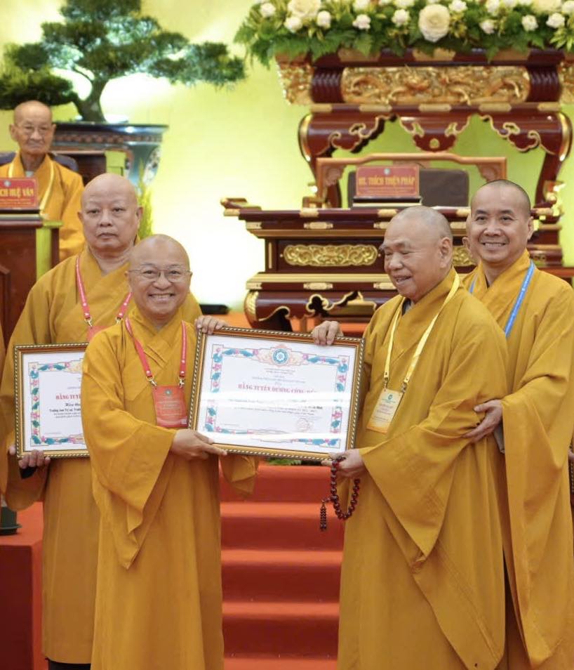 TT. THÍCH NHẬT TỪ NHẬN BẰNG TUYÊN DƯƠNG CÔNG ĐỨC TỪ CHỦ TỊCH HĐTS GHPGVN CHO CÔNG TÁC PHẬT SỰ NHIỆM KỲ 2022 – 2027