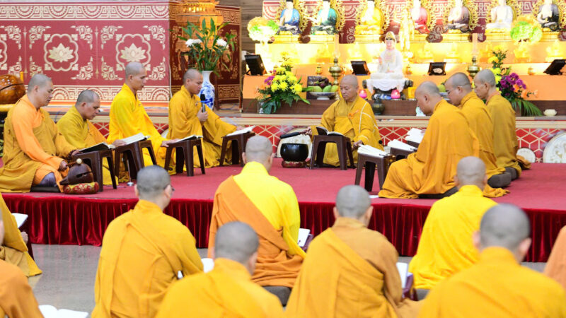 TRANG NGHIÊM LỄ BỐ-TÁT TỤNG GIỚI TẠI TRƯỜNG HẠ CHÙA GIÁC NGỘ