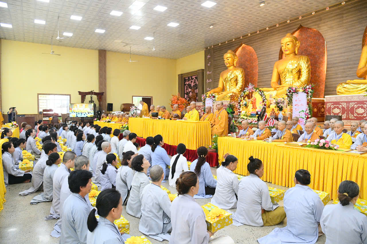ĐẠO TRÀNG ĐẠO PHẬT NGÀY NAY DÂNG CÚNG PHÁP Y TỨ SỰ ĐẾN HÀNH GIẢ AN CƯ TẠI CHÙA GIÁC NGỘ – ĐẤT ĐỎ