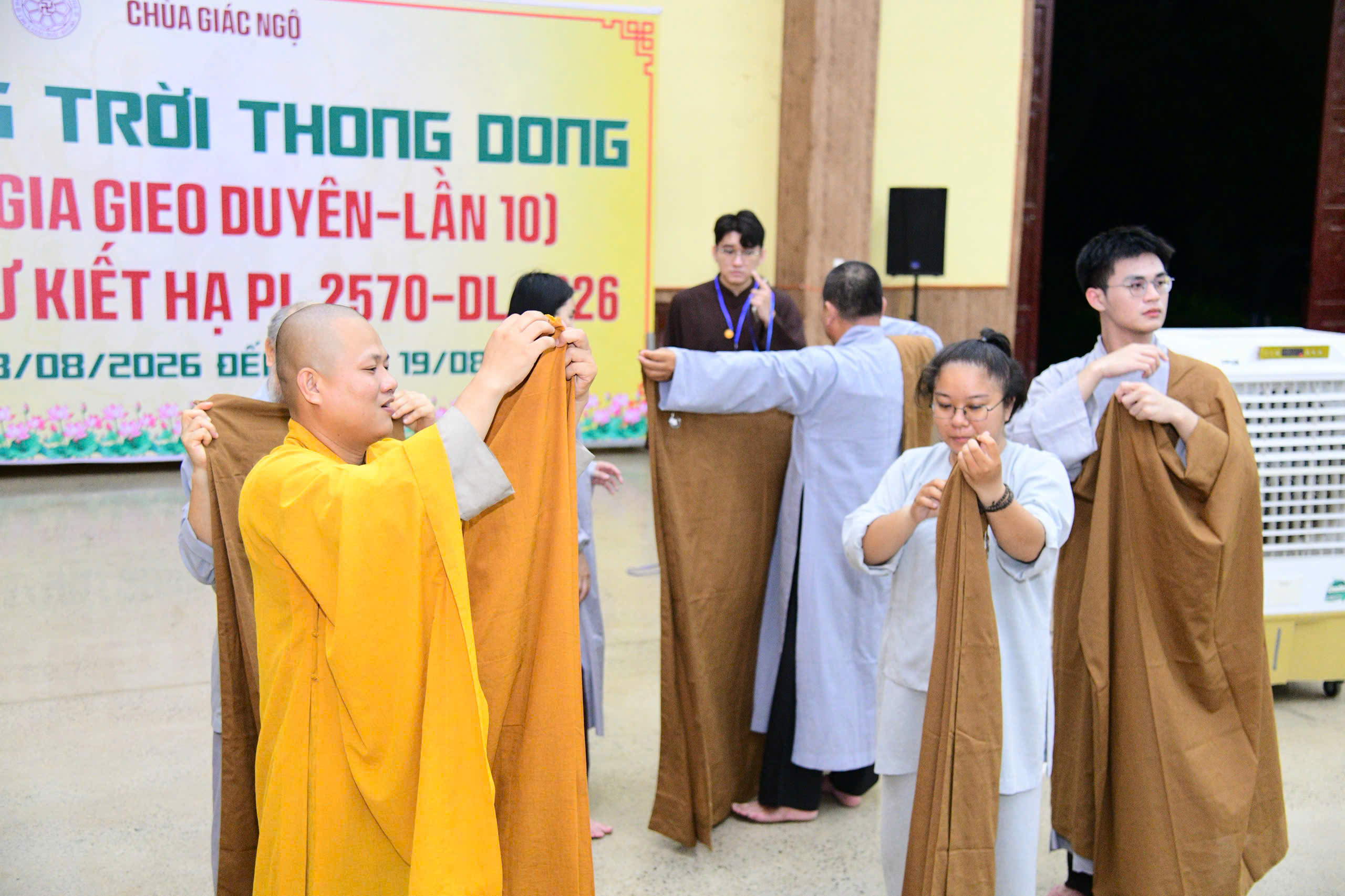 GẦN 100 HÀNH GIẢ “PHƯƠNG TRỜI THONG DONG” LẦN 10 NHẬP CHÚNG, LÀM QUEN NẾP SỐNG TU HỌC TẠI TRƯỜNG HẠ CHÙA GIÁC NGỘ – ĐẤT ĐỎ