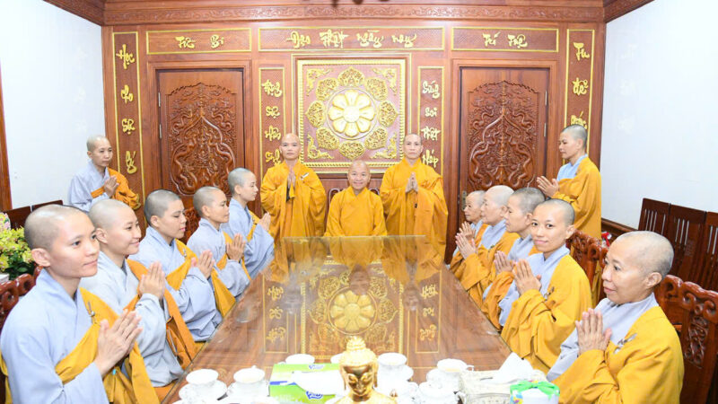 TT. THÍCH NHẬT TỪ SÁCH TẤN CÁC ĐỆ TỬ VỪA THỌ GIỚI TẠI ĐẠI GIỚI ĐÀN THANH KIỂM