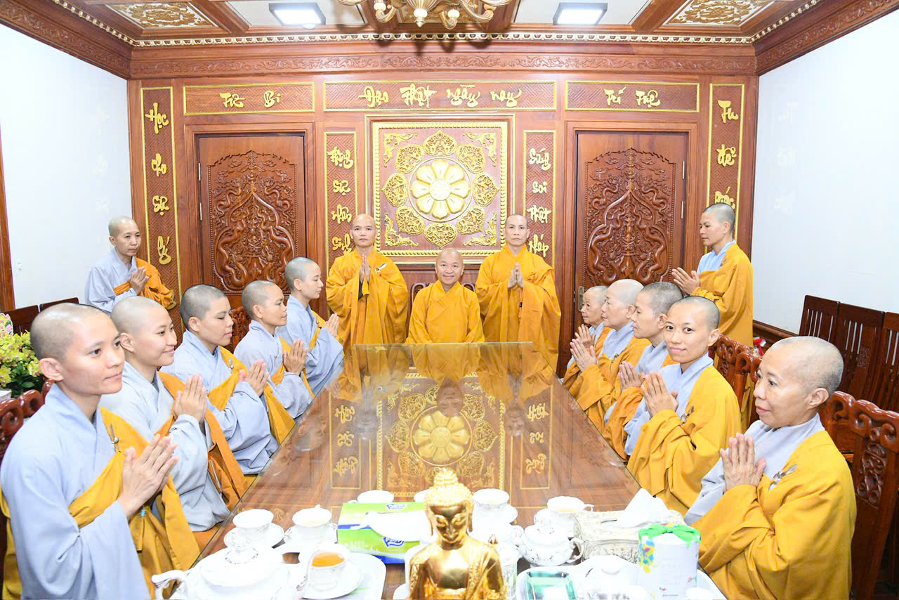 TT. THÍCH NHẬT TỪ SÁCH TẤN CÁC ĐỆ TỬ VỪA THỌ GIỚI TẠI ĐẠI GIỚI ĐÀN THANH KIỂM